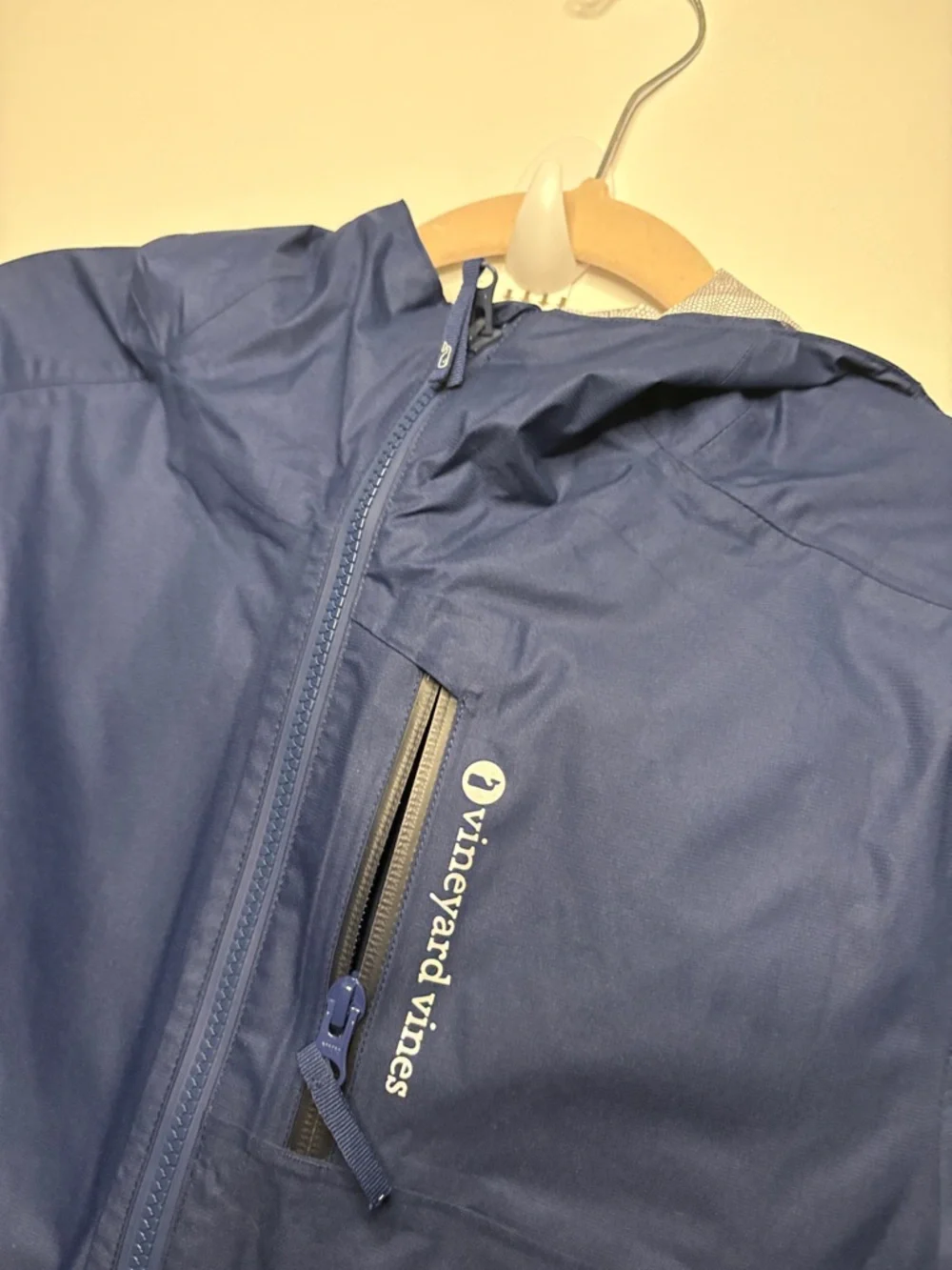 VINEYARD VINES BOYS PERFORMANCE HOODED RAIN JACKET NAVY BLUE! - Picture 5 of 8